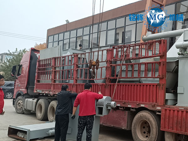 武漢干粉砂漿生產(chǎn)線(xiàn)裝車(chē)現(xiàn)場(chǎng)